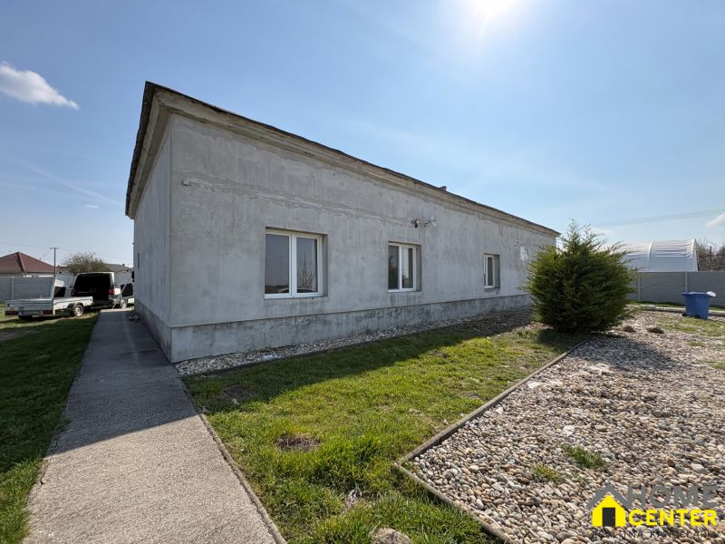 PREDAJ: Rodinný dom po rekonštrukcii /700 m2 pozemok/ Zemianska Olča - Rodinný dom v Zemianskej Olči, okolie so zeleňou a kamienkovým chodníkom.