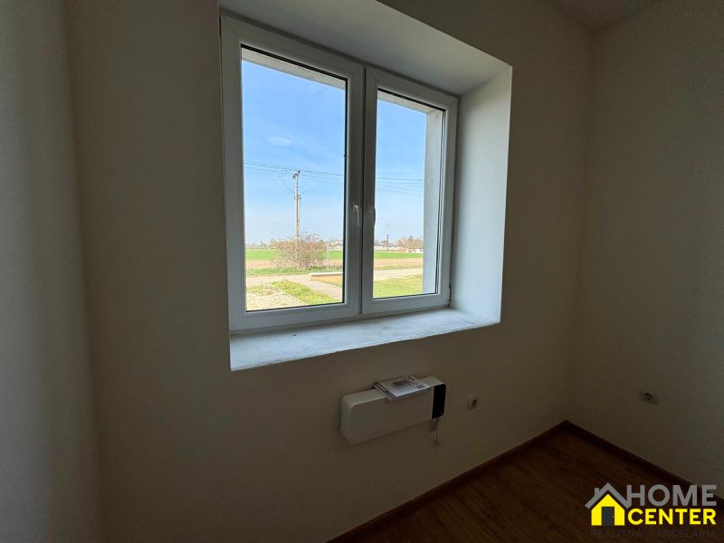 PREDAJ: Rodinný dom po rekonštrukcii /700 m2 pozemok/ Zemianska Olča - Izba s bielym oknom, výhľad do záhrady, podlaha s dreveným dekorom, rodinný dom.