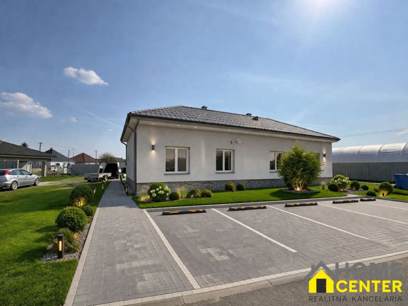PREDAJ: Rodinný dom po rekonštrukcii /700 m2 pozemok/ Zemianska Olča - Rodinný dom v Zemianskej Olči so záhradou, parkoviskom a dláždeným chodníkom.