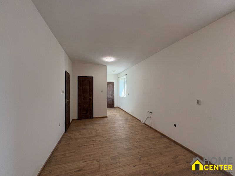 PREDAJ: Rodinný dom po rekonštrukcii /700 m2 pozemok/ Zemianska Olča - Interiér rodinného domu s bielymi stenami a podlahou s dreveným dekorom.