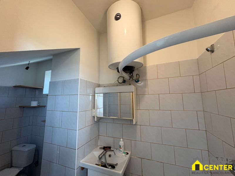 PREDAJ: Rodinný dom po rekonštrukcii /700 m2 pozemok/ Zemianska Olča - Kúpeľňa v Rodinnom dome s obkladanými stenami, zrkadlom a elektrickým bojlerom.