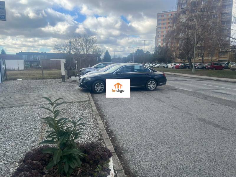 PRENÁJOM - Komerčný priestor na podnikanie – Štúrovo, Jesenského - Auto parkuje na ulici Jesenského v Štúrove, v blízkosti obchodných priestorov.