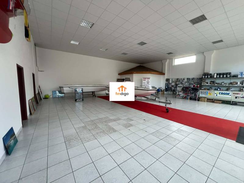 PRENÁJOM - Komerčný priestor na podnikanie – Štúrovo, Jesenského - Obchodné priestory s loďou a regálmi, dlaždicová podlaha, dobre osvetlené.