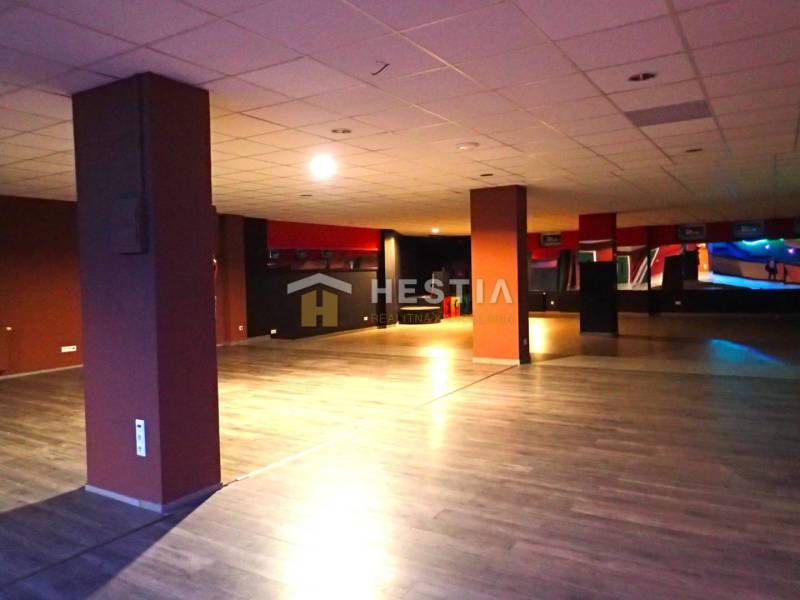 Veľký komerčný priestor 292 m2 priamo v centre mesta - Veľký otvorený priestor s drevenou podlahou, vhodný pre obchodné účely alebo kancelárie.