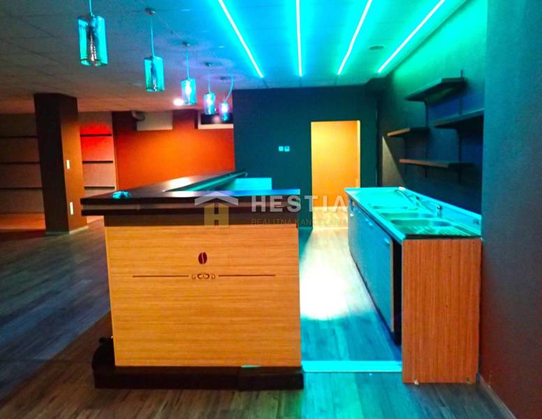 Veľký komerčný priestor 292 m2 priamo v centre mesta - Barový pult s farebným osvetlením v obchodných priestoroch na prenájom.