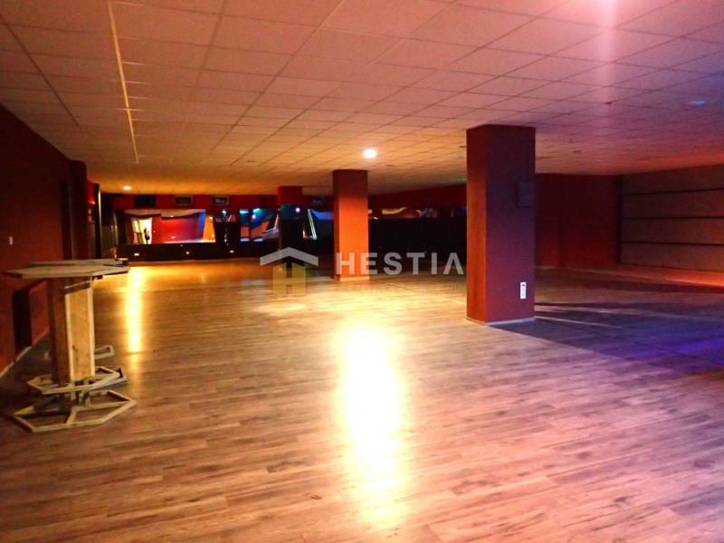 Veľký komerčný priestor 292 m2 priamo v centre mesta - Priestranné obchodné priestory s drevenou podlahou a stĺpmi, vhodné na rôzne účely.