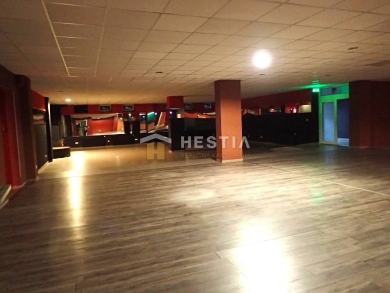 Veľký komerčný priestor 292 m2 priamo v centre mesta - Priestorné obchodné priestory s drevenou podlahou a stropnými svetlami na prenájom.