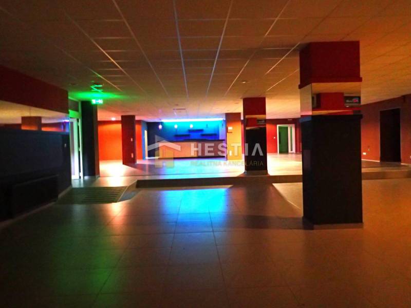 Veľký komerčný priestor 292 m2 priamo v centre mesta - Podnikový priestor s farebným osvetlením, ideálny na obchodné využitie a prenájom.