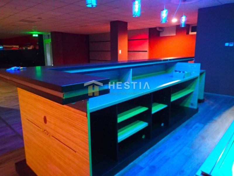 Veľký komerčný priestor 292 m2 priamo v centre mesta - Barový pult v obchodných priestoroch so stropným osvetlením, drevenou a farebnou podlahou.