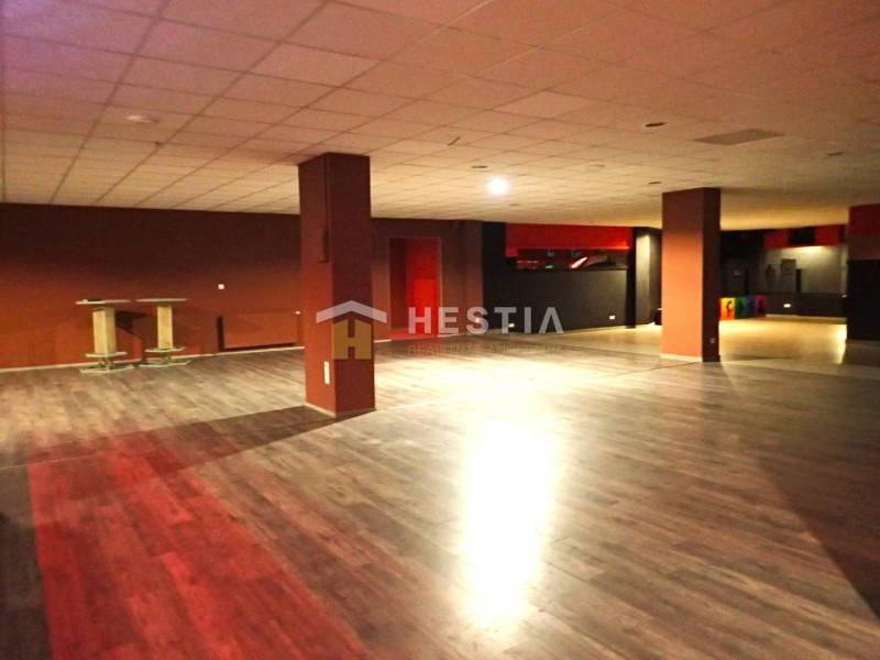 Veľký komerčný priestor 292 m2 priamo v centre mesta - Veľký otvorený priestor s drevenými podlahami a stĺpmi vhodný na obchodné priestory.