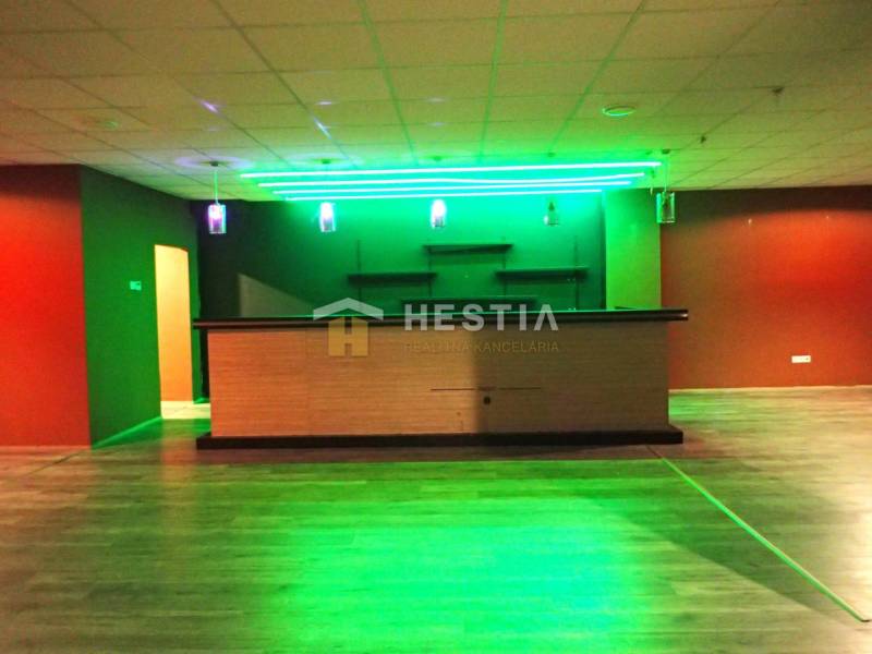 Veľký komerčný priestor 292 m2 priamo v centre mesta - Priestor s osvetlením, vhodný pre podnikanie, obchodné priestory, zelené a červené steny.