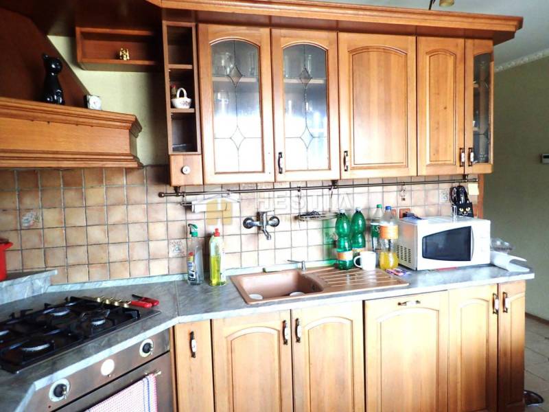ZNÍŽENÁ CENA Veľký 2-izbový investičný byt Senica - 73,54 m² - Kuchyňa so spotrebičmi a drevenými skrinkami v 2-izbovom byte.