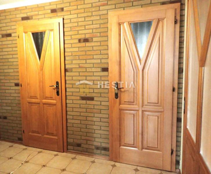 ZNÍŽENÁ CENA Veľký 2-izbový investičný byt Senica - 73,54 m² - Drevené dvere v predsieni 2-izbového bytu s tehlovým obkladom a dlažbou.