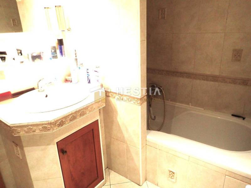 ZNÍŽENÁ CENA Veľký 2-izbový investičný byt Senica - 73,54 m² - Kúpeľňa s vaňou a umývadlom v 2-izbovom byte, obloženie s výrazným dekorom.