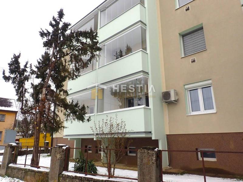 ZNÍŽENÁ CENA Veľký 2-izbový investičný byt Senica - 73,54 m² - Bytový dom v Senici so zasklenou lodžiou, blízko vzrastlé stromy a zasnežený chodník.