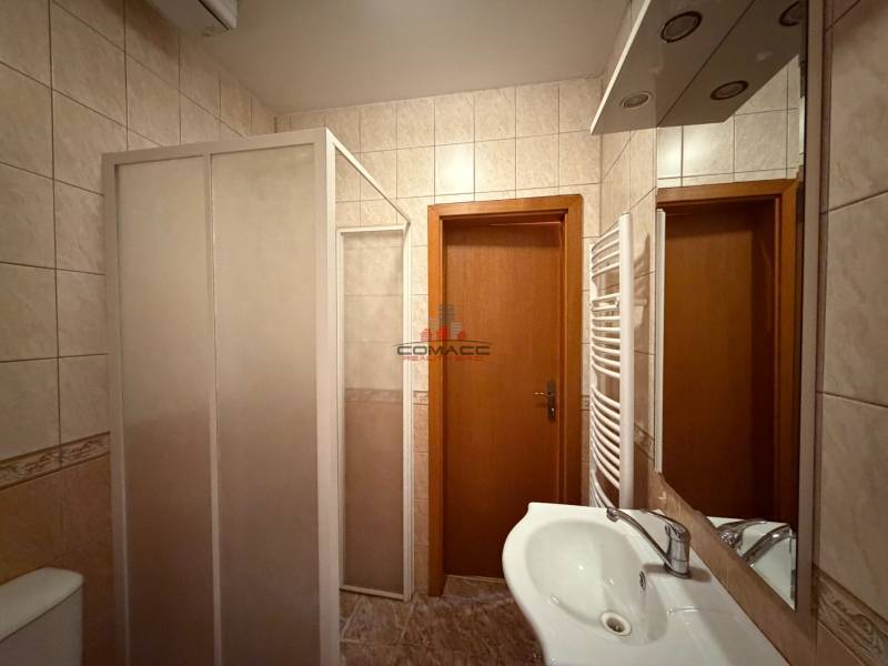 Prenájom kancelárie 33 m2 v centre Piešťan - Kúpeľňa s umývadlom, sprchovým kútom a radiátorom, obložená dlaždicami.