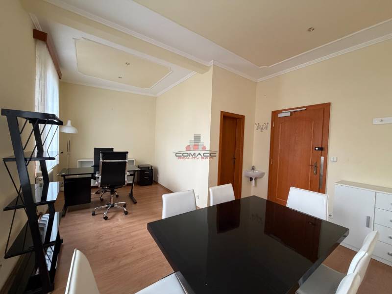 Prenájom kancelárie 33 m2 v centre Piešťan - Kancelárie so stolíkmi, stoličkami a podlahou s dreveným dekorom.