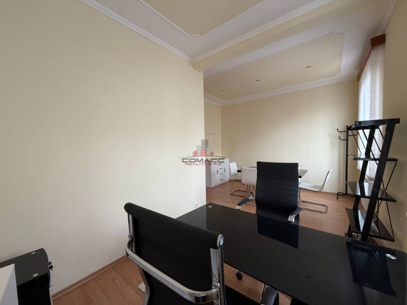 Prenájom kancelárie 33 m2 v centre Piešťan - Svetlé kancelárie s podlahou s dreveným dekorom, elegantný nábytok a prirodzené osvetlenie.
