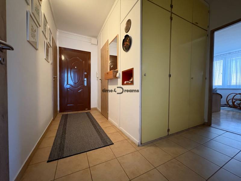 Na predaj: 4 izb.byt + BALKON + ŠATNIK + ŠPAJZA - Vstupná chodba v 3-izbovom byte s kachličkovou podlahou a skrinkami.