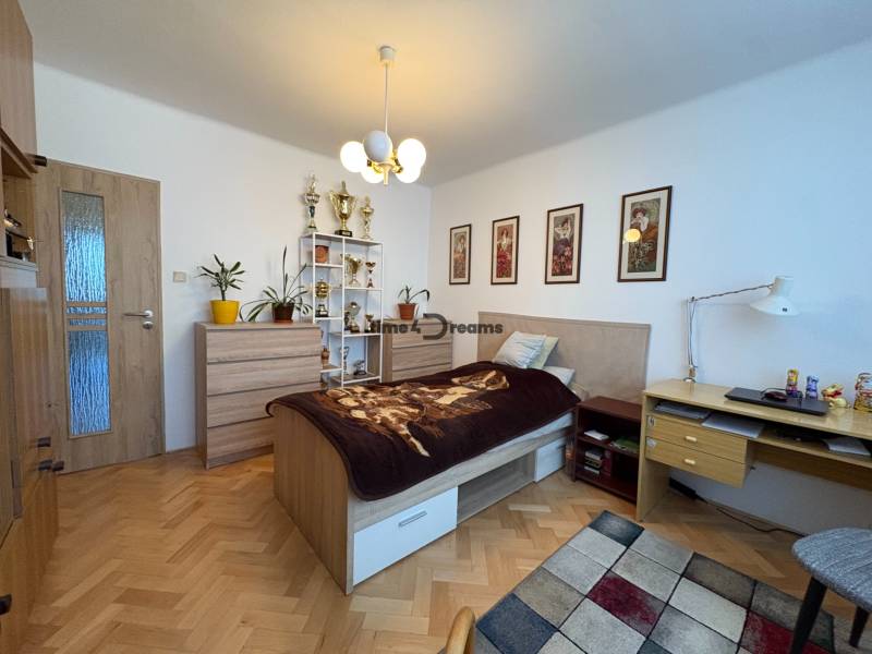 Na predaj: 4 izb.byt + BALKON + ŠATNIK + ŠPAJZA - Spálňa v 3-izbovom byte s dekoratívnymi obrázkami a podlahou s dreveným dekorom.