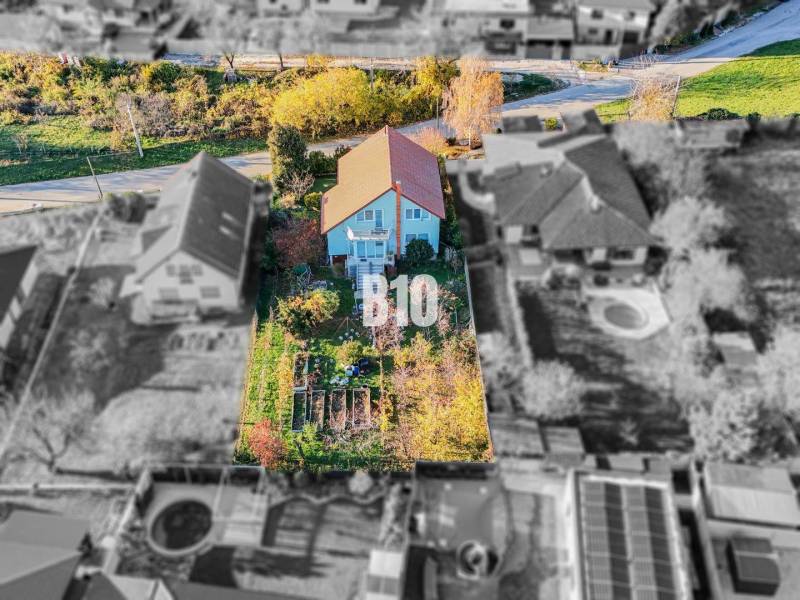 PRIESTRANNÝ rodinný dom v JANÍKOVCIACH na 800m2 pozemku - Rodinný dom v Nitre s veľkou záhradou obklopenou zeleňou a prístupovou cestou.