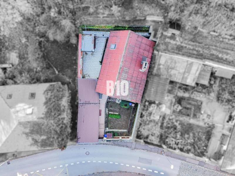 POD HRADOM bývanie alebo podnikanie - Pohľad zhora na strechu rodinného domu v meste Nitra so záhradou.