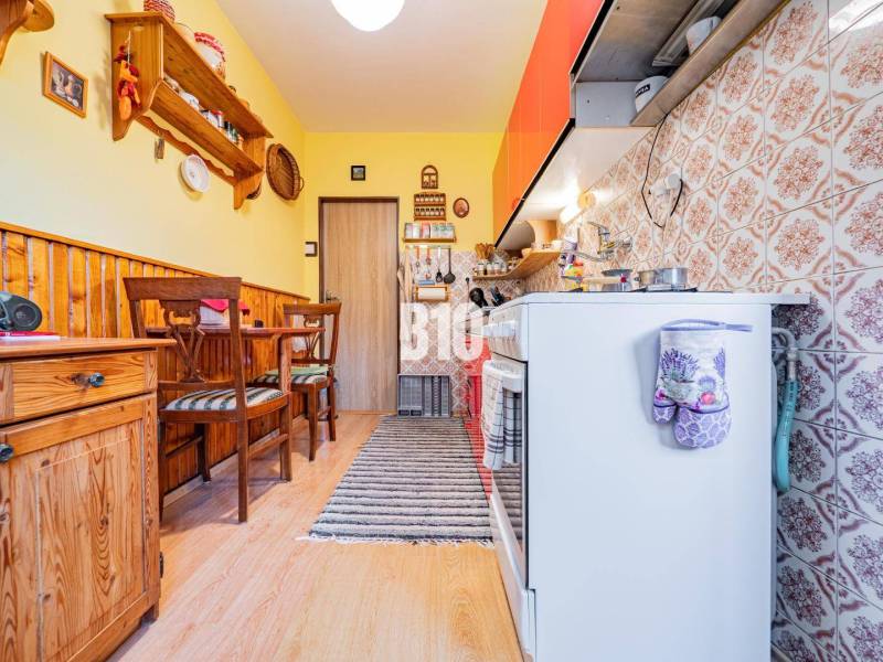 POD HRADOM bývanie alebo podnikanie - Kuchyňa v rodinnom dome s dreveným dekorom podlahy, rustikálnym nábytkom a vzorovanými kachličkami.