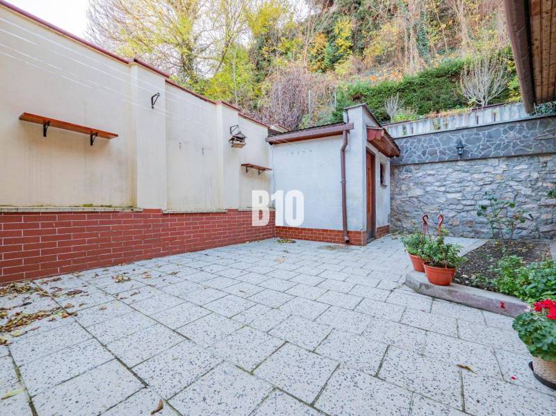 POD HRADOM bývanie alebo podnikanie - V rekreačnej záhrade rodinného domu v Nitre je dláždené nádvorie a zeleň.