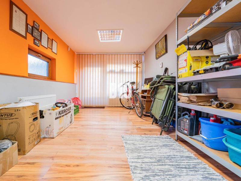 POD HRADOM bývanie alebo podnikanie - Úložný priestor v rodinnom dome s podlahou s dreveným dekorom a bicyklom.