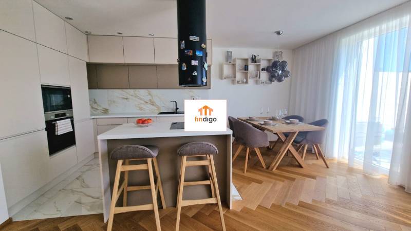 PRENÁJOM - 4 izbový rodinný dom, ktorý je súčasťou dvojdomu   - Kuchyňa a jedáleň s ostrovčekom, barovými stoličkami a podlahou s dreveným dekorom v rodinnom dome.