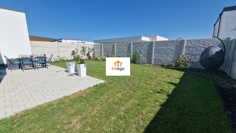 PRENÁJOM - 4 izbový rodinný dom, ktorý je súčasťou dvojdomu   - Záhradná terasa pri rodinnom dome na Jastrabej ulici v Chorvátskom Grobe s trávnikom a sedením.