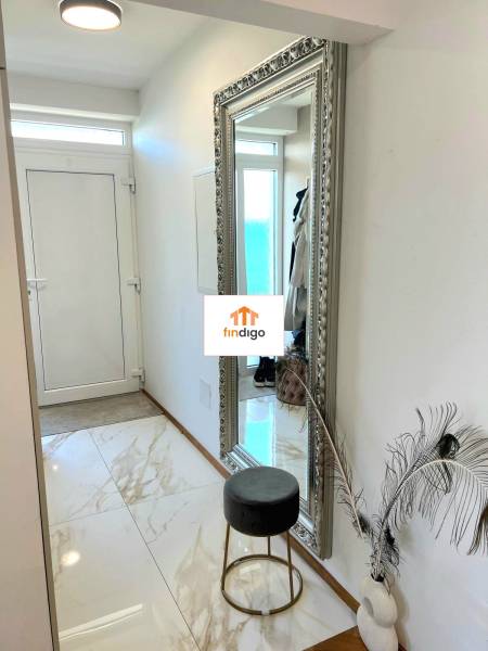 PRENÁJOM - 4 izbový rodinný dom, ktorý je súčasťou dvojdomu   - Chodba v rodinnom dome s veľkým zrkadlom, keramickou podlahou a moderným dekorom.