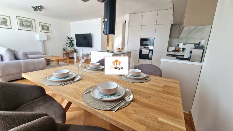 PRENÁJOM - 4 izbový rodinný dom, ktorý je súčasťou dvojdomu   - Otvorený priestor s jedálenským stolom, podlaha s dreveným dekorom, svetlá kuchyňa v Rodinnom dome.