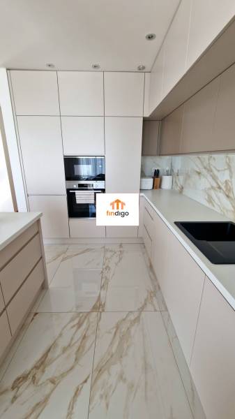 PRENÁJOM - 4 izbový rodinný dom, ktorý je súčasťou dvojdomu   - Kuchyňa s bielymi skrinkami, mramorovou podlahou a vstavanými spotrebičmi v rodinnom dome.