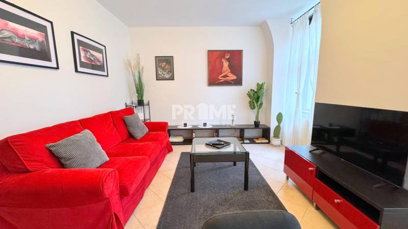 EXKLUZÍVNE, Štýlový 2i byt,, Hviezdoslavovo námestie, Staré.Mesto  - Obývacia izba na Hviezdoslavovo námestie, 2-izbový byt, červená sedačka, televízor a dekorácie.