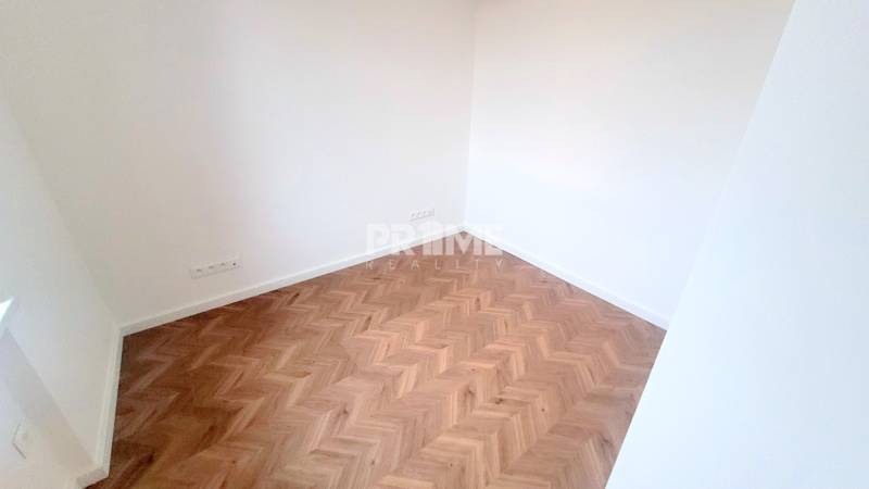 Pekný 3i byt, REKONŠTRUKCIA, KLÍMA, NIVY, Trenčianska ulica - Izba s drevenou podlahou v 3-izbovom byte na ulici Trenčianska.