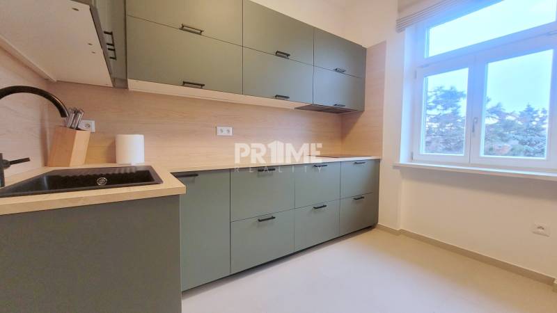 Pekný 3i byt, REKONŠTRUKCIA, KLÍMA, NIVY, Trenčianska ulica - Kuchyňa 3-izbového bytu na ulici Trenčianska, s modernou linkou a veľkým oknom.