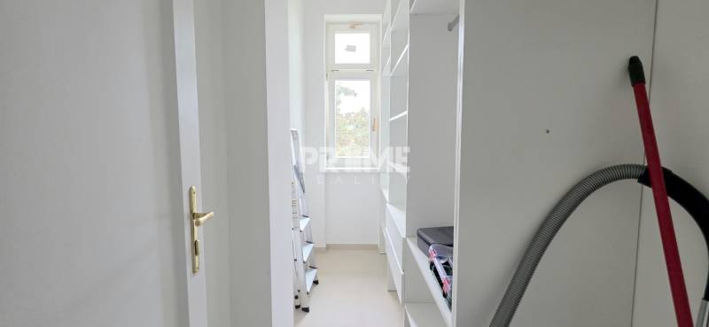 Pekný 3i byt, REKONŠTRUKCIA, KLÍMA, NIVY, Trenčianska ulica - Úložný priestor s regálmi v 3-izbovom byte na ulici Trenčianska, obsahuje záhradné potreby.