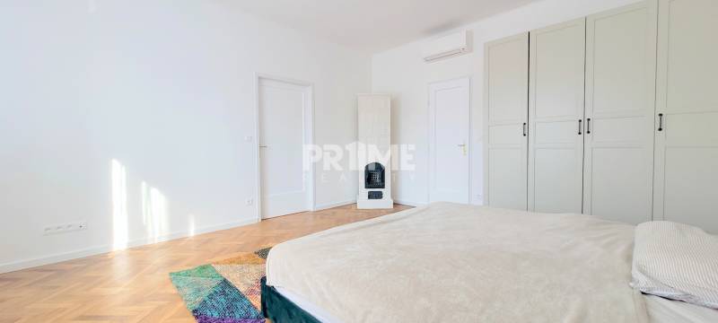 Pekný 3i byt, REKONŠTRUKCIA, KLÍMA, NIVY, Trenčianska ulica - Spálňa s veľkou posteľou, šatníkovou skriňou, kachľovou pecou, na ulici Trenčianska.