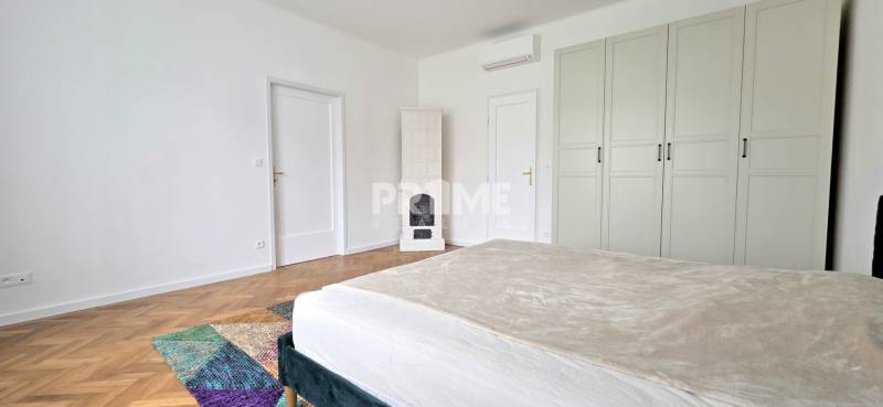 Pekný 3i byt, REKONŠTRUKCIA, KLÍMA, NIVY, Trenčianska ulica - Svetlá spálňa v 3-izbovom byte na ulici Trenčianska s parketami a bielym nábytkom.