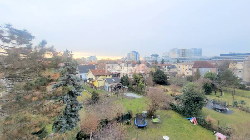 Pekný 3i byt, REKONŠTRUKCIA, KLÍMA, NIVY, Trenčianska ulica - Výhľad na rezidenčnú štvrť s dvorom, v pozadí ulice Trenčianska a mesto.