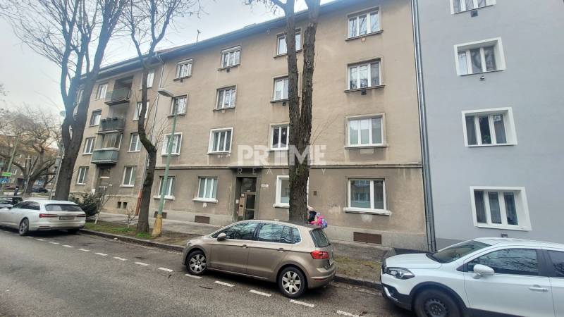 Pekný 3i byt, REKONŠTRUKCIA, KLÍMA, NIVY, Trenčianska ulica - Štvorposchodový bytový dom na ulici Trenčianska, kde je 3-izbový byt.