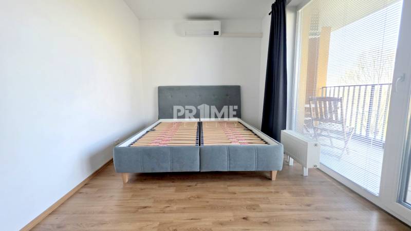 MODERNÝ 2i byt, NOVÝ RUŽINOV, PARKING, KLÍMA, BALKÓN, Bajkálska ulica - Spálňa v 2-izbovom byte s posteľou, klimatizáciou a balkónovými dverami.