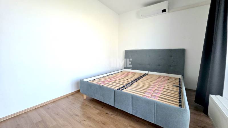 MODERNÝ 2i byt, NOVÝ RUŽINOV, PARKING, KLÍMA, BALKÓN, Bajkálska ulica - Spálňa s postelou, podlaha s dreveným dekorom, zariadenie v 2-izbovom byte.