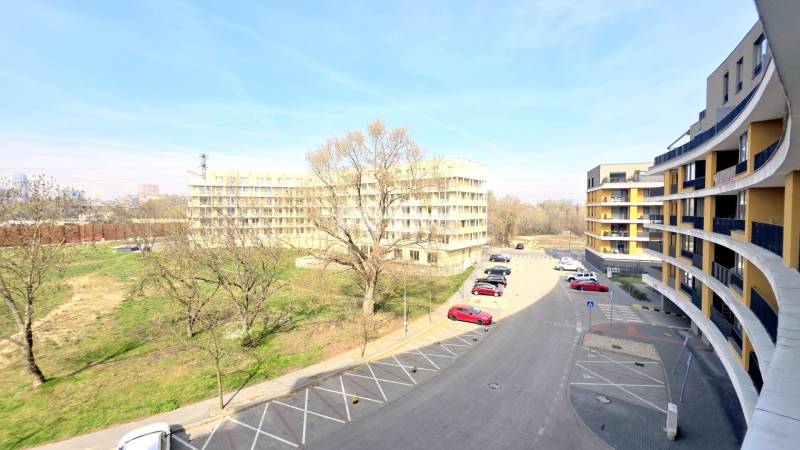 MODERNÝ 2i byt, NOVÝ RUŽINOV, PARKING, KLÍMA, BALKÓN, Bajkálska ulica - Pohľad na obytné budovy s parkoviskom v Bratislave - Ružinove na Bajkalskej.