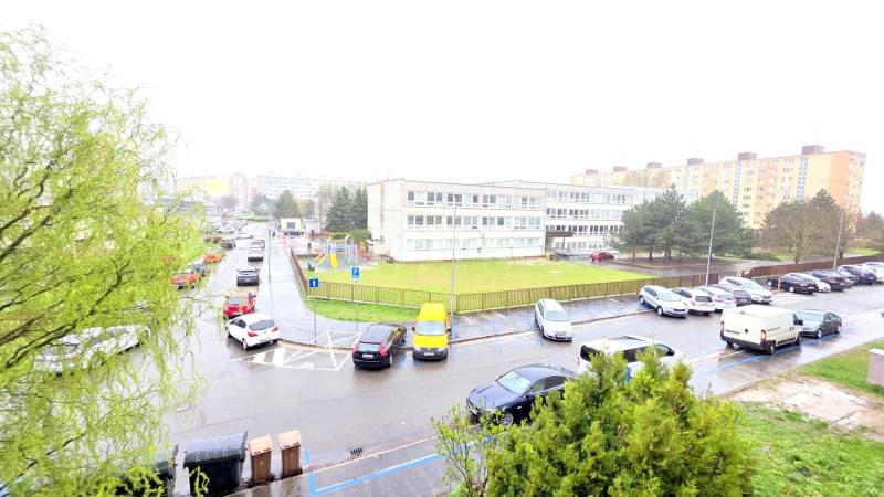 MODERNÝ 3i byt, 3 X SAMOSTATNÁ IZBA, LOGGIA, Prokofievova ulica - Pohľad na parkovisko a okolie na Prokofievovej ulici v Bratislave - Petržalke.