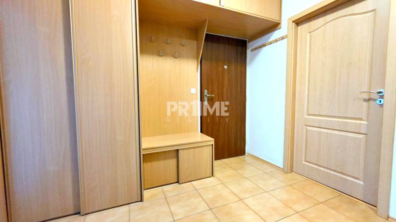 MODERNÝ 3i byt, 3 X SAMOSTATNÁ IZBA, LOGGIA, Prokofievova ulica - Vstupná hala s dreveným dekorom a dlažbou v 3-izbovom byte.