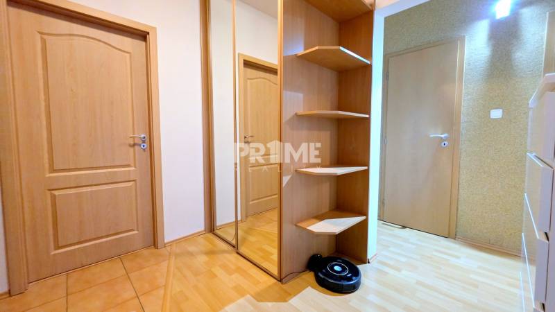 MODERNÝ 3i byt, 3 X SAMOSTATNÁ IZBA, LOGGIA, Prokofievova ulica - Chodba v 3-izbovom byte s podlahou s dreveným dekorom a zabudovanou skriňou.