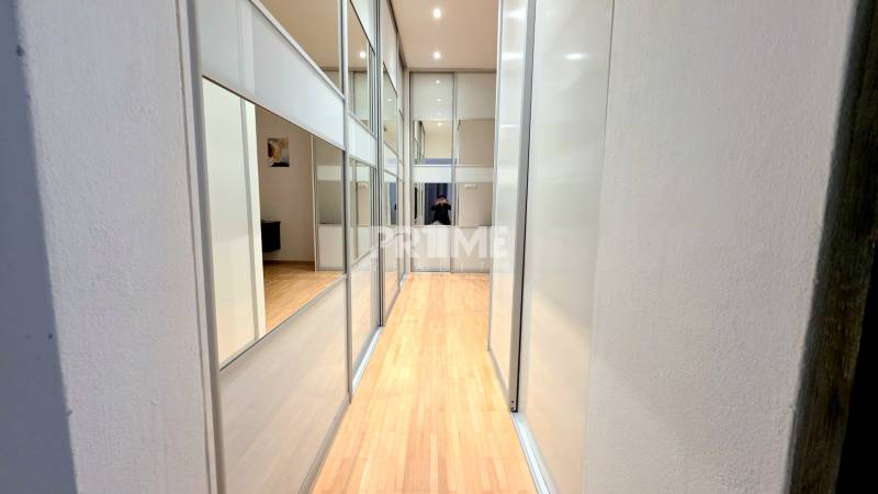 JEDINEČNÝ 2i byt, REKONŠT., 2 X .SAMOST.IZBA, Hviezdoslavovo nám.  - Chodba s podlahou s dreveným dekorom a posuvnými dverami v 2-izbovom byte.