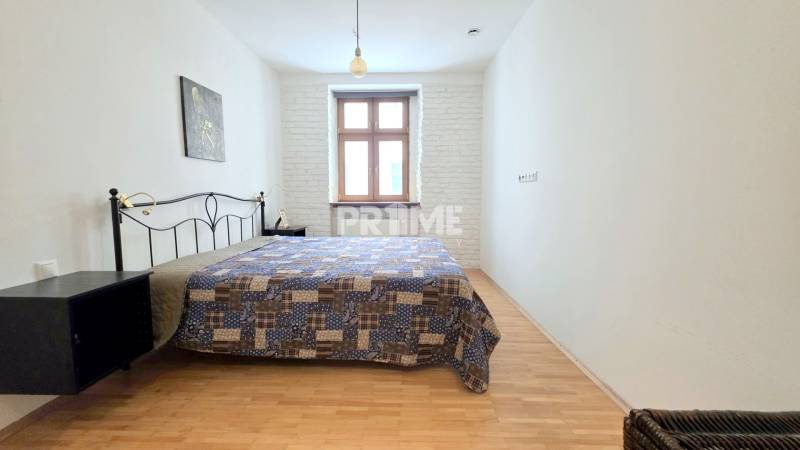 JEDINEČNÝ 2i byt, REKONŠT., 2 X .SAMOST.IZBA, Hviezdoslavovo nám.  - Spálňa s posteľou a podlahou s dreveným dekorom v 2-izbovom byte.